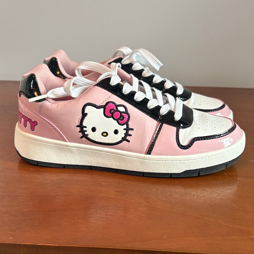 HELLO KITTY Official Women’s Sneakers Size 8!